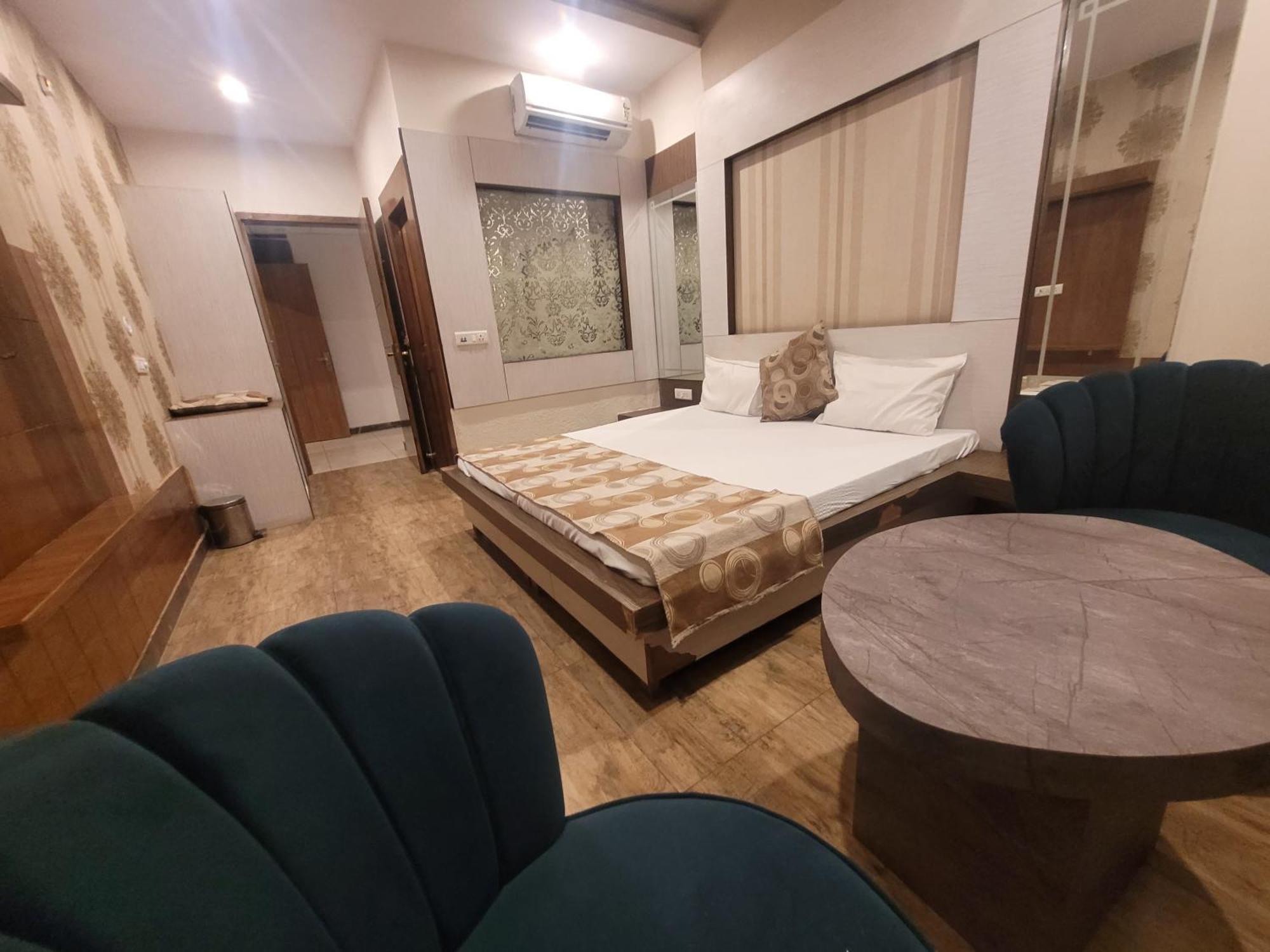 The Aura Grand Hotel & Banquet - A Unit Of Sitara Kollection Hotels Rohtak Exteriör bild
