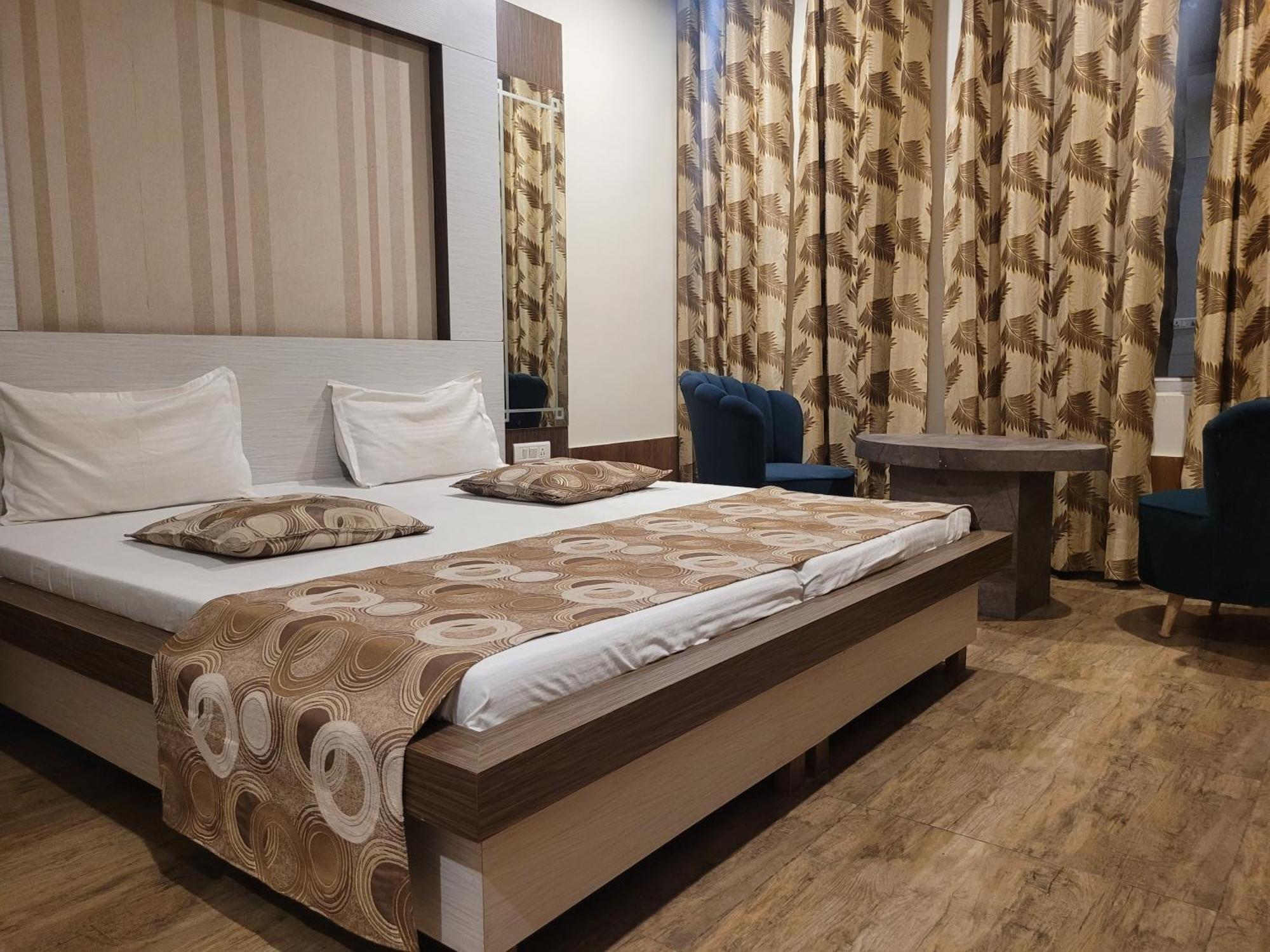 The Aura Grand Hotel & Banquet - A Unit Of Sitara Kollection Hotels Rohtak Exteriör bild