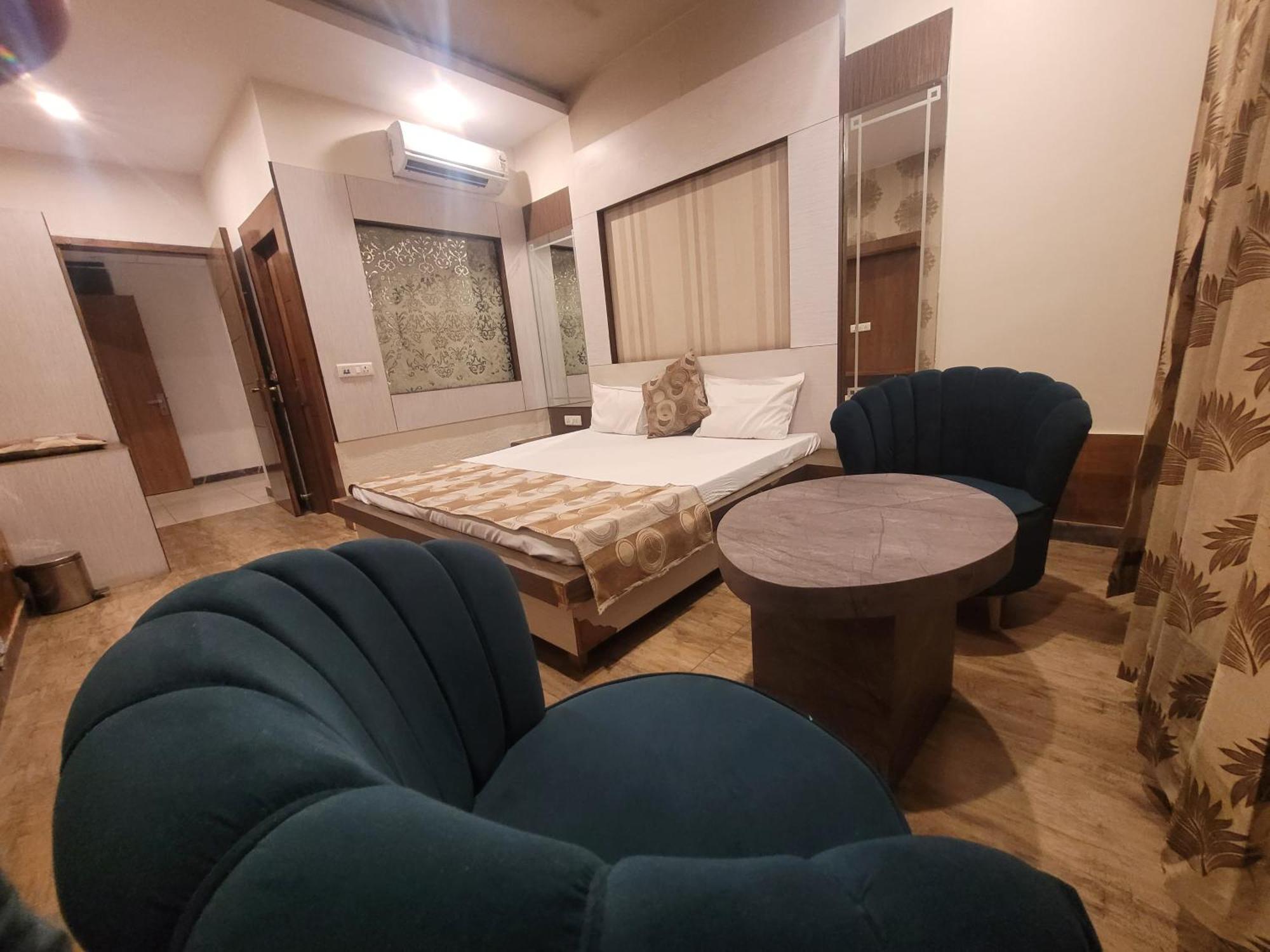 The Aura Grand Hotel & Banquet - A Unit Of Sitara Kollection Hotels Rohtak Exteriör bild