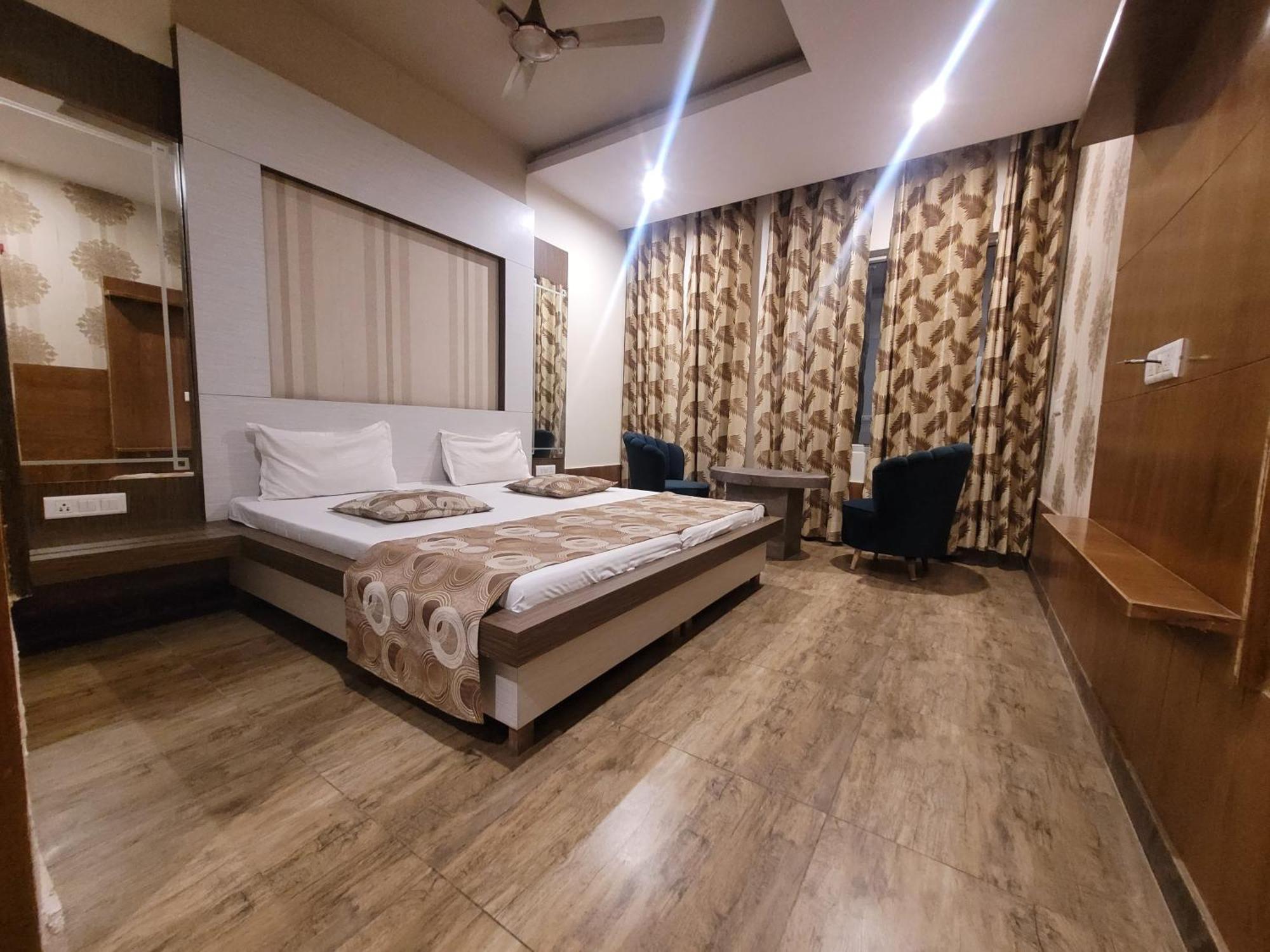 The Aura Grand Hotel & Banquet - A Unit Of Sitara Kollection Hotels Rohtak Exteriör bild